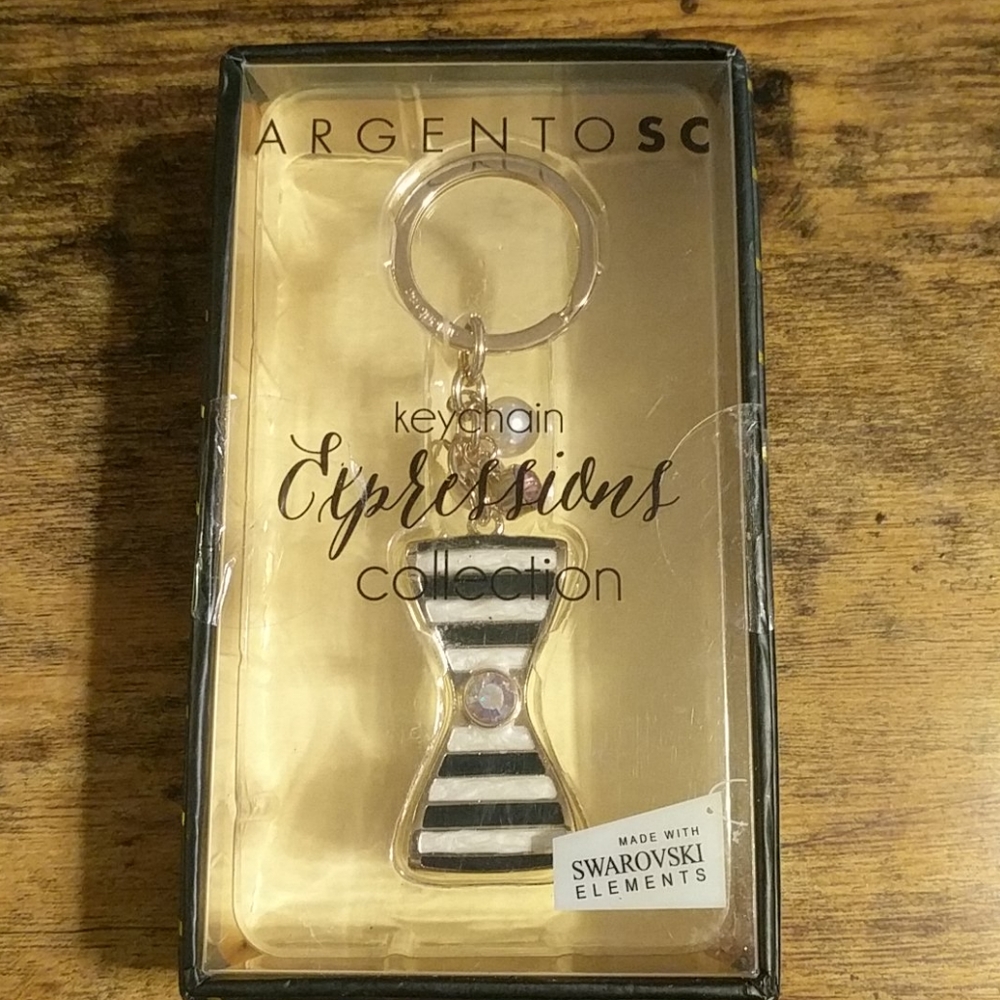 FREE with a $30 purchase / Bow Keychain